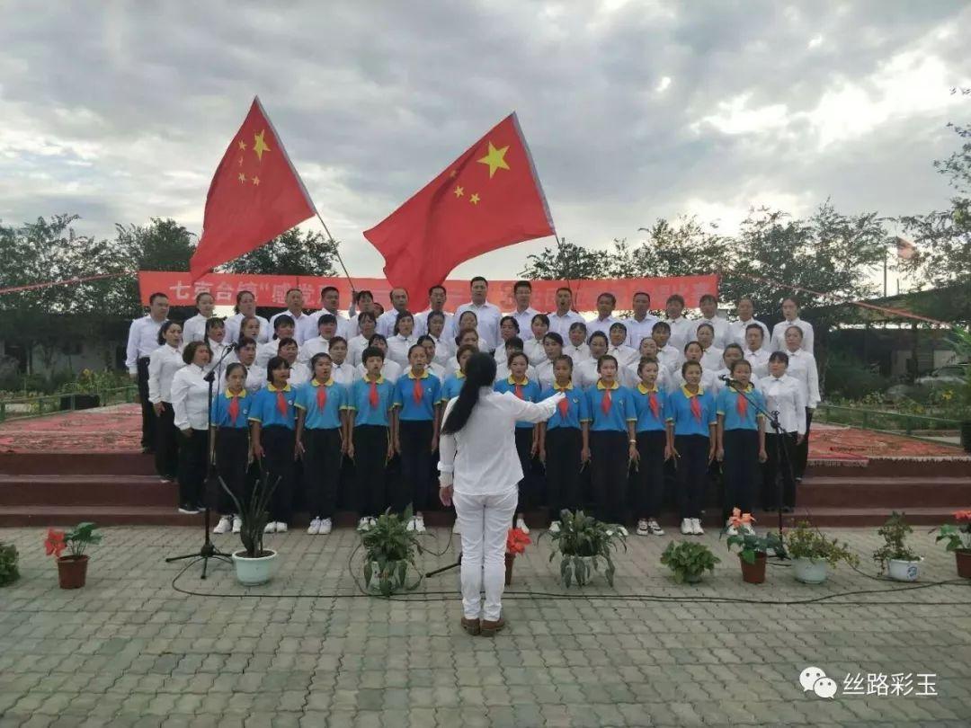黑龙江哈尔滨：游客热情“点燃”冰雪世界
